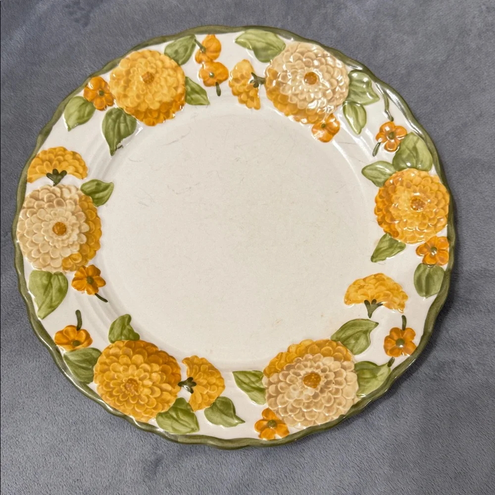 Vintage Metlox Poppytrails Sculpted Zinnia #1073 Set of 2 Dinner Plates 10.5”‎